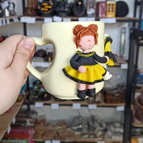 ماگ مجسمه دار دخترانه سرامیکی رنگی